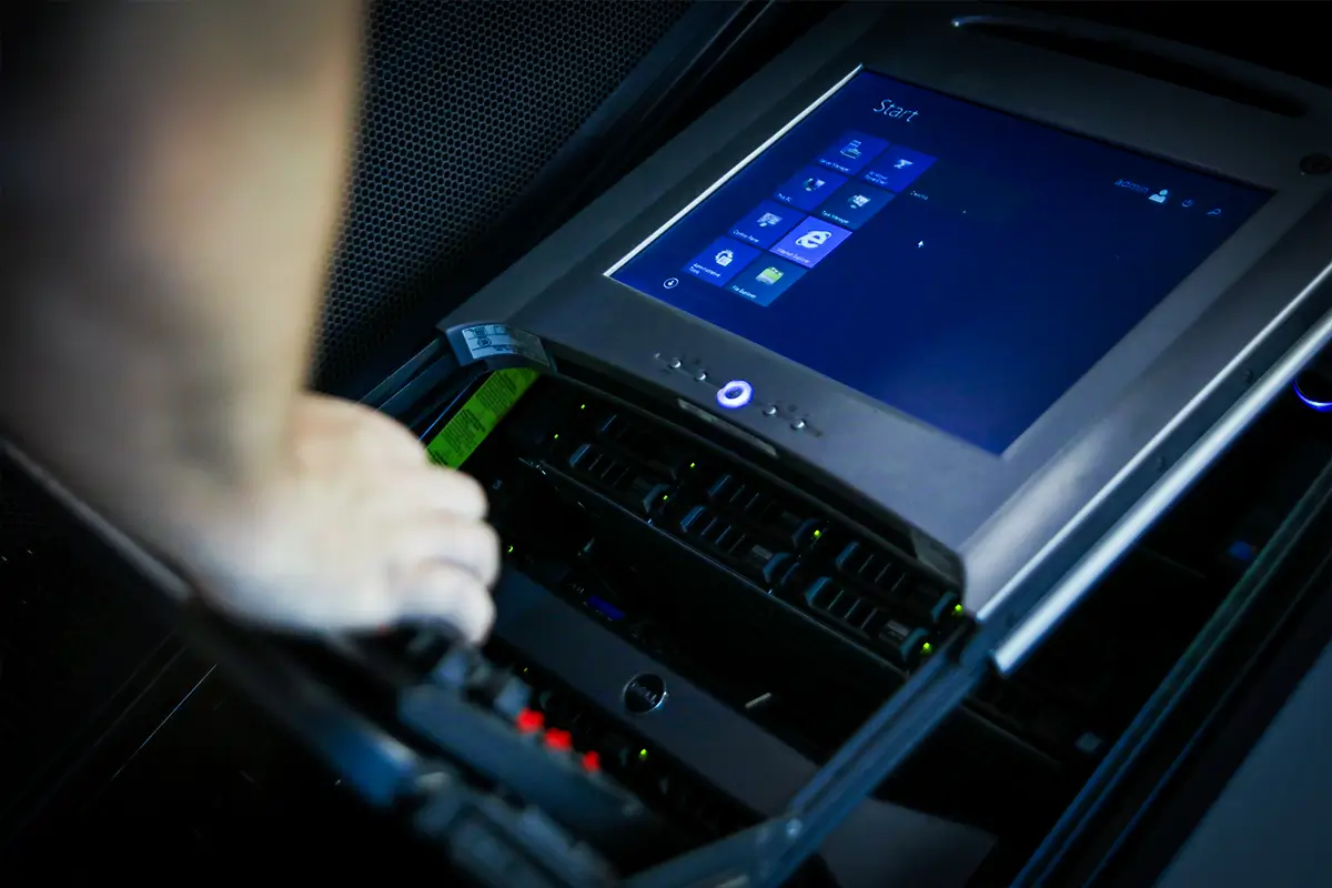 Especialista da DataSeek manuseando servidor próprio