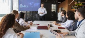 Equipe na empresa reunida durante uma reuniâo com apresentaçâo de slides